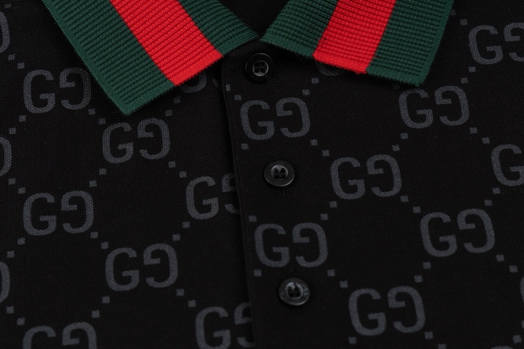 Polo Masculina Gucci Monogram Preta detalhe 3