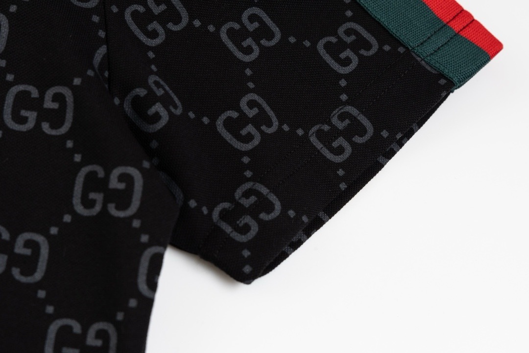 Polo Masculina Gucci Monogram Preta detalhe 4