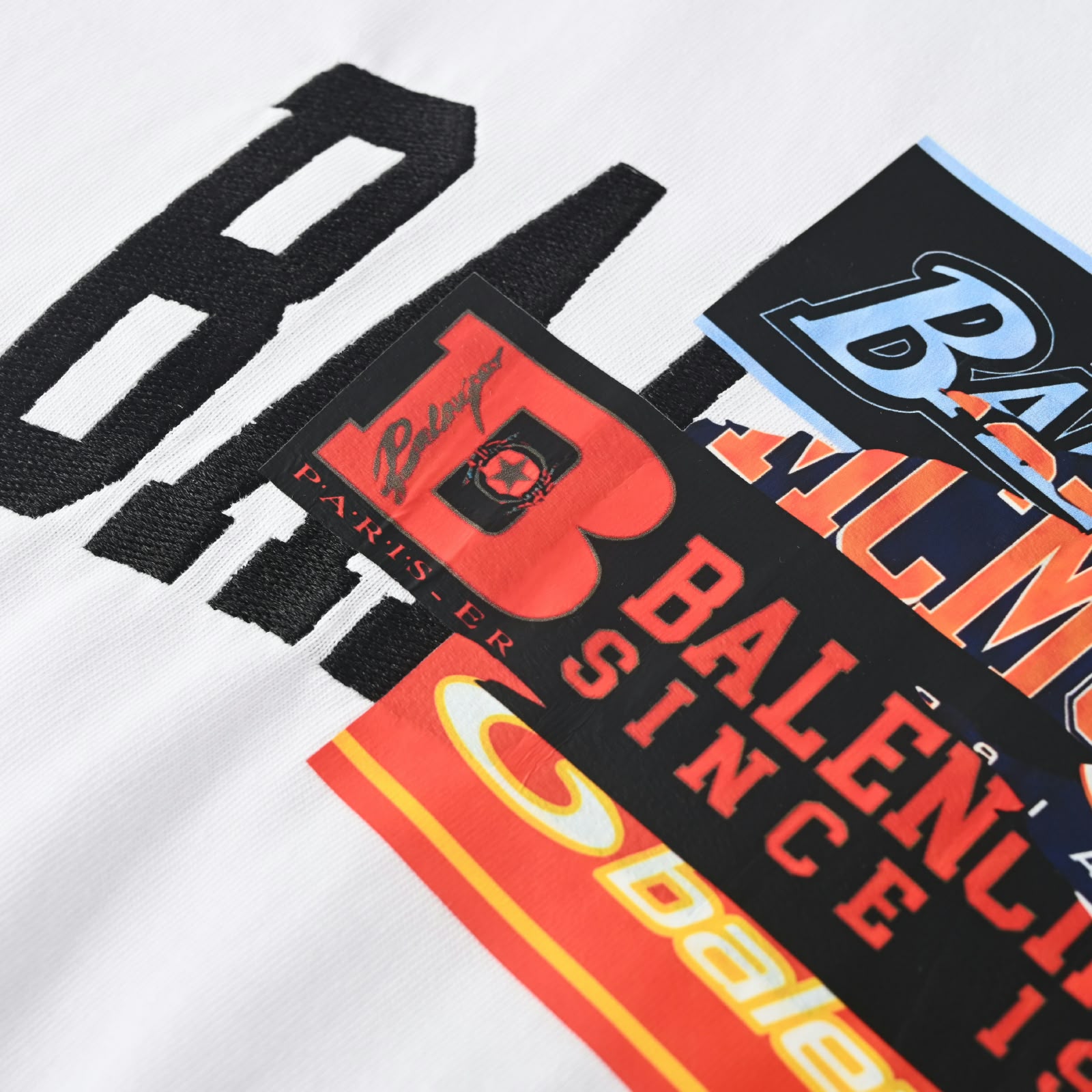 Camiseta Balenciaga Bumper Stickers Medium Fit – Branca detalhe 5