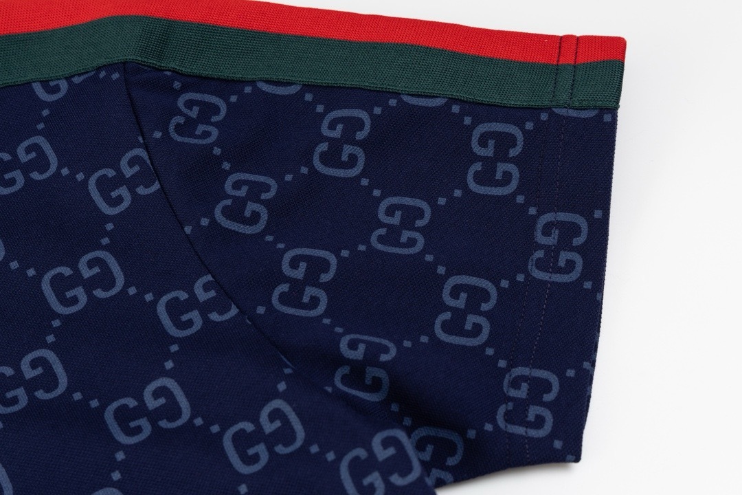 Polo Masculina Gucci Monogram Azul detalhe 4